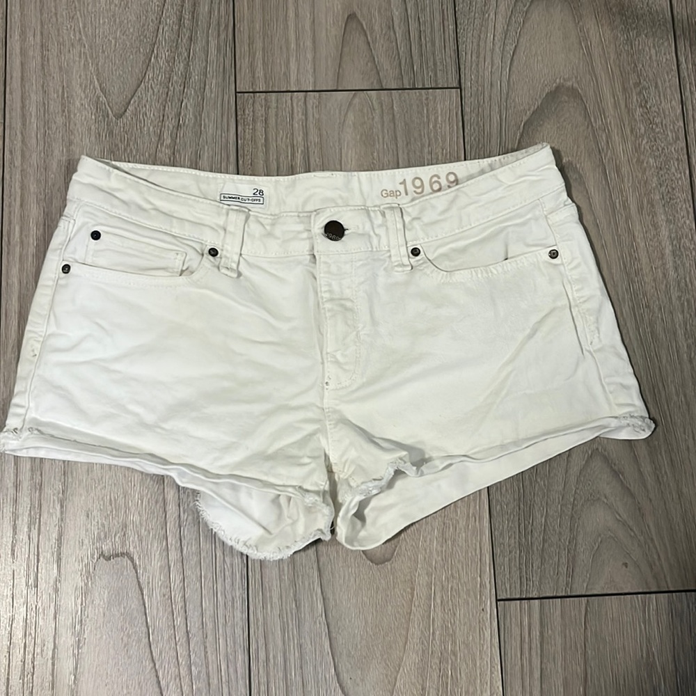 Gap Cut off Shorts in White- Size 28